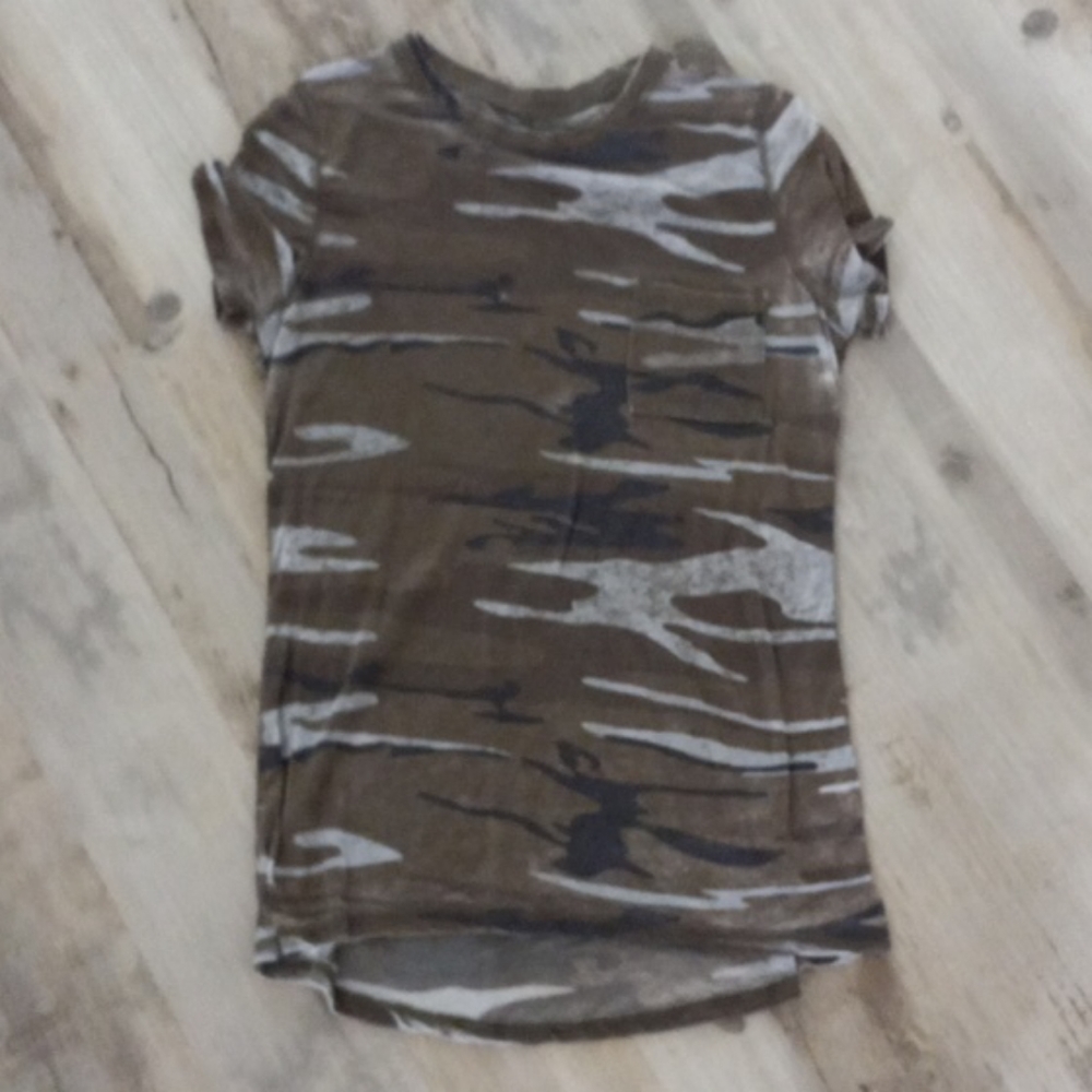 Zoe + Liv camo pocket-T size M.
